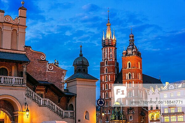 Hauptmarkt mit der Basilika St. Marien in der Altstadt von Krakau  Polen  Europa
