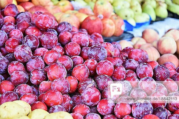 Vielfalt an frischen  reifen Früchten am Straßenmarktstand