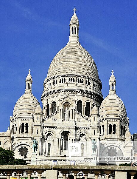 Basilika Sacre Coeur (Herz Jesu Basilika) am Montmartre in Paris  Frankreich  Europa
