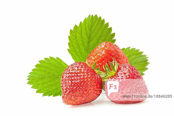 Frische Erdbeere Objekt auf einem weißen Hintergrund und mit weichen Schatten. Die Datei enthält einen Beschneidungspfad