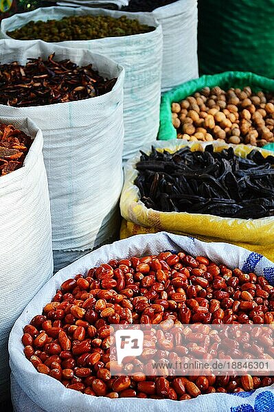 Lebensmittel auf dem Straßenmarkt in der arabischen Stadt