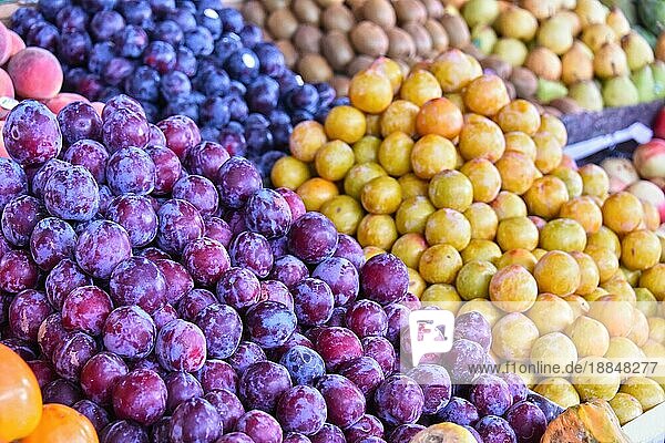 Vielfalt an frischen  reifen Früchten am Straßenmarktstand