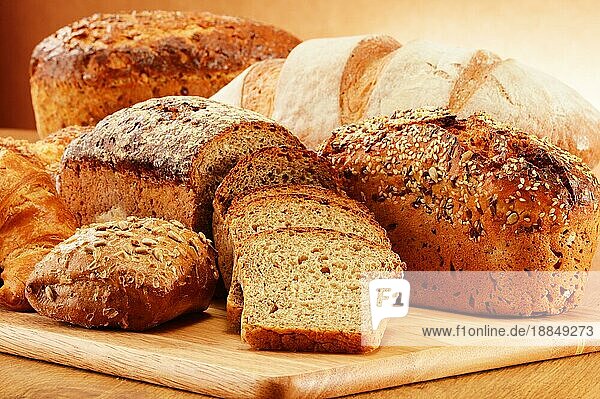Weidenkorb mit Brot und Brötchen Komposition mit Brot und Brötchen. Backen Produkte