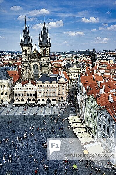 Prag Tschechische Republik. Luftaufnahme der Altstadt. Die gotische Kirche Unserer Lieben Frau vor Tyn auf dem Altstädter Ring