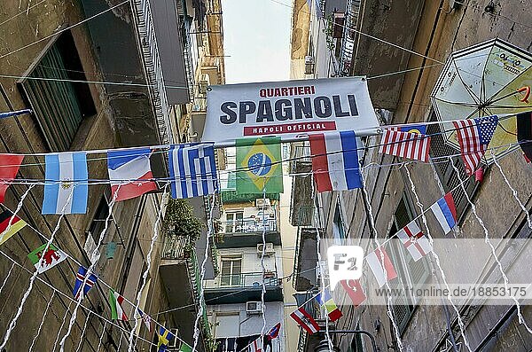 Neapel Kampanien Italien. Straßenschilder in Quartieri Spagnoli (Spanische Viertel)  einem Teil der Stadt Neapel in Italien. Es ist eine arme Gegend  die unter hoher Arbeitslosigkeit und dem starken Einfluß der Camorra leidet. Das Gebiet besteht aus einem Netz von etwa achtzehn