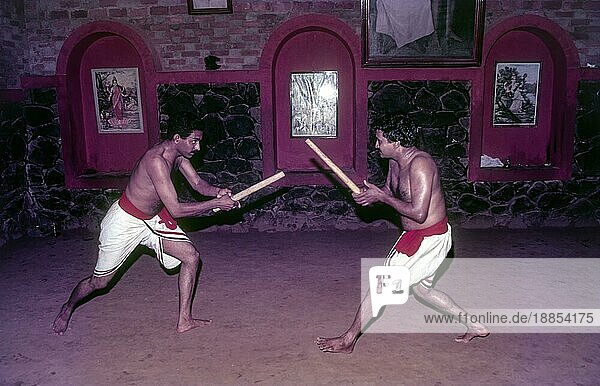 Kalari oder Kalaripayattu  Alte Kampfsportart  Stockkampf  Kerala  Indien  Asien