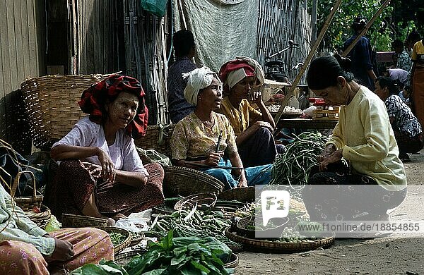 Frauen auf Markt  Bagan  Myanmar  Asien
