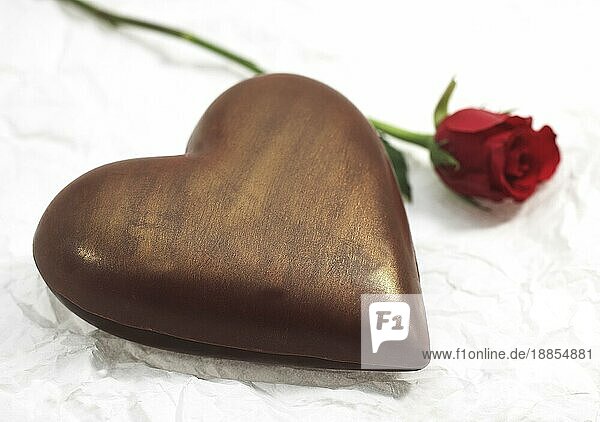 Rote Rose und Schokoladenherz  Geschenk zum Valentinstag