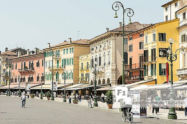 VERONA  ITALIEN 3. JUNI: Touristen auf der Piazza Bra in Verona  Italien  am 3. Juni 2015. Verona ist berühmt für sein Amphitheater  das in der Antike mehr als 30.000 Zuschauer fassen konnte. Foto aufgenommen auf der Piazza Bra  Europa