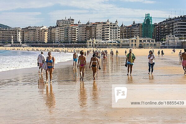 Spaziergang am Strand von La Concha  einem Sandstrand mit flachem Wasser. Am Strand  einem der berühmtesten Stadtstrände Europas  wird Sonnenbaden und Wassersport betrieben