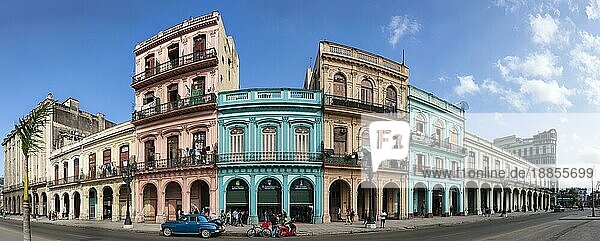 Alte bunte Häuser  gegenüber vom Kapitol  Havanna  Kuba  Mittelamerika