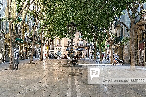 La Ribera im historischen Zentrum Ciutat Vella. Viele schattige Plätze und Brunnen stehen den Bürgern in der Altstadt Barcelonas zur Verfügung. Die Plätze erinnern an historische Gebäude oder Bürger