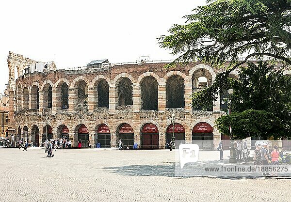 VERONA  ITALIEN 3. JUNI: Touristen in der Arena von Verona  Italien  am 3. Juni 2015. Das Amphitheater konnte in der Antike mehr als 30.000 Zuschauer fassen. Foto aufgenommen von der Piazza Bra  Europa