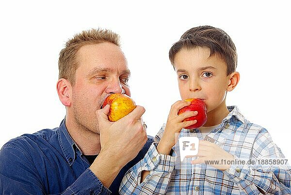 Vater und Sohn essen Apfel