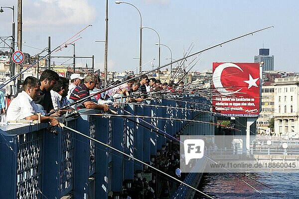 Hobbyangler auf der Galata-Brücke am Sonntagmittag in Istanbul  Türkei  Asien