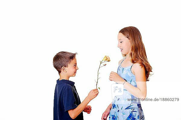 Junge schenkt Mädchen Blume