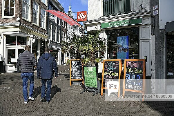 Passanten vor einem Cannabis-Geschäft in der Fußgängerzone von Den Haag  Holland  Niederlande  Europa