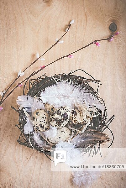 Ostereier Dekoration. Eier und Blumen auf hölzernem Hintergrund