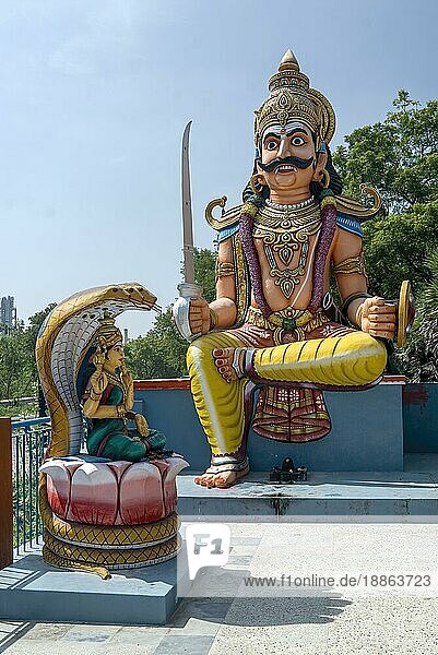 Wächtergottheit Ayyanar in der Nähe von Salem  Tamil Nadu  Südindien  Indien  Asien. Ayyanar ist ein Dorfgott  der vor allem in Tamil Nadu verehrt wird. Er wird vor allem als Schutzgottheit verehrt  die die Dörfer beschützt. Seine Priester sind in der Regel Nicht-Brahmanen  die meist der Töpferkaste Velar angehören. Die Tempel von Ayyanar werden in der Regel von riesigen und farbenfrohen Statuen von ihm und seinen Gefährten auf Pferden flankiert  Asien