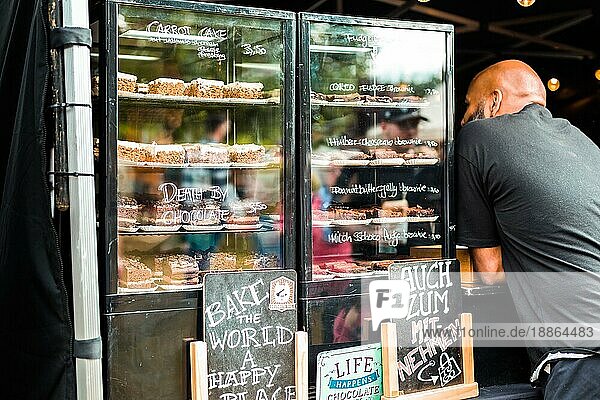 Street Food Festival  Schaufenster mit Kuchen und Brownies  Dessertbestellung am Food Truck  Hockenheim