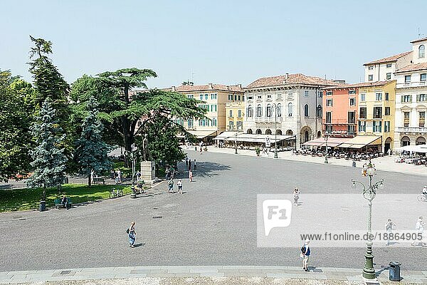 VERONA  ITALIEN 3. JUNI: Touristen auf der Piazza Bra in Verona  Italien  am 3. Juni 2015. Verona ist berühmt für sein Amphitheater  das in der Antike mehr als 30.000 Zuschauer fassen konnte. Foto aufgenommen auf der Piazza Bra  Europa