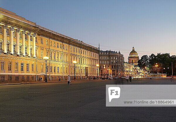 St. Petersburg Russland. Generalstabsgebäude auf dem Palastplatz und die Isaakskathedrale im Hintergrund