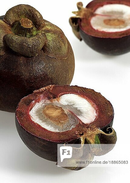 Mangostan (garcinia mangostana)  Exotische Früchte gegen weißen Hintergrund
