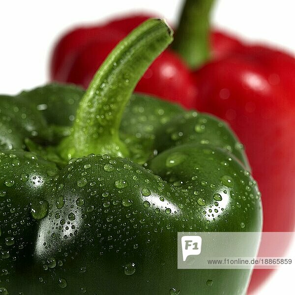 Süße grüne und süße rote Paprika (Capsicum) annuum  Gemüse gegen weißen Hintergrund