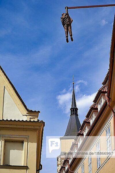 Prag  Tschechische Republik. Mann beim Abhängen. Ein Kunstwerk von David Cerny in der Altstadt  das Sigmund Freud darstellt