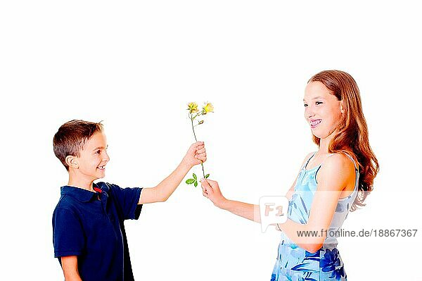Junge schenkt Mädchen Blume