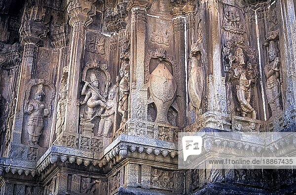 Vidyashankara-Tempel aus dem 14. Jahrhundert in Sringeri  Karnataka  Südindien  Indien. In den Nischen des Tempels befinden sich zahlreiche Skulpturen aus der Hindu-Mythologie
