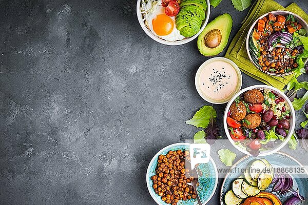 Mixed gesunde vegetarische Salate mit Gemüse  Süßkartoffel  Falafel  Bulgur  Avocado  Eier. Assorted Buddha Schüssel Salate Hintergrund. Gesundes Abendessen. Salat in Schüssel Herstellung von Zutaten. Platz für Text