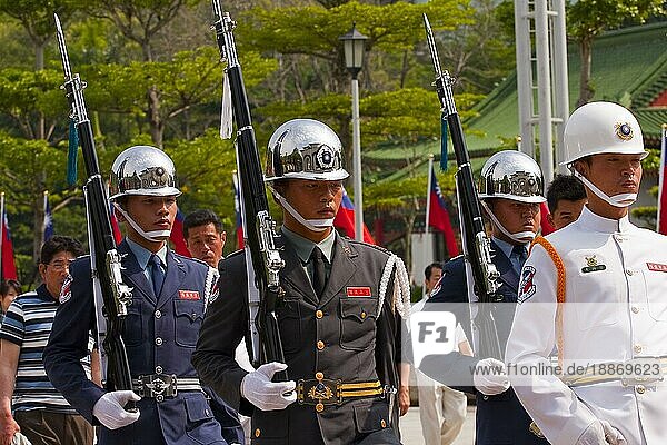 Wachsoldaten am Erinnerungsdenkmal  Taipeh  Taiwan  Asien