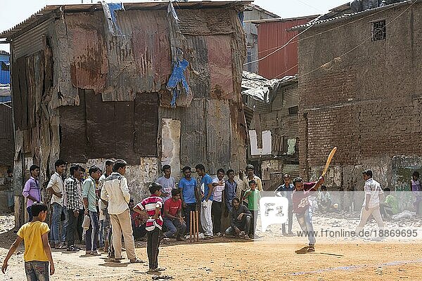 Kricket ist Volkssport in Indien  über alle sozialen Schichten hinweg  Kinder spielen in einem Hinterhof  Dharavi  größter Slum in Asien mit bis zu 600.000 Menschen in Armut  Mumbai  Indien  Asien