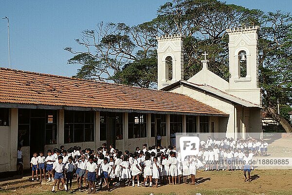 Kinder vor Schule  Negombo  Sri Lanka  Schulkinder  Asien