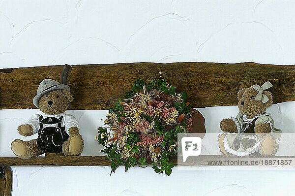 Flower arrangement with silk Teddy Bears  Blumengesteck mit Seidenblumen und Teddybären  Teddybär  innen