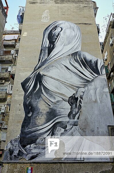 Neapel Kampanien Italien. Der berühmte argentinische Künstler Francisco Bosoletti hat im Spanischen Viertel von Neapel ein riesiges Wandgemälde realisiert  das der Skulptur Pudicizia von Corradini gewidmet ist  die in der Kapelle von Sansevero aufbewahrt wird. Quartieri Spagnoli Spanisches Quartier