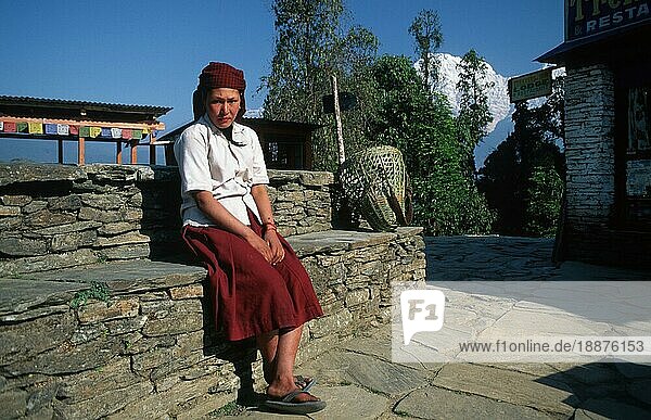 Woman at Deurali paß  Annapurna area  Nepal  Frau am Deurali-Pass  Annapurna-Gebiet  Nepal  Asien