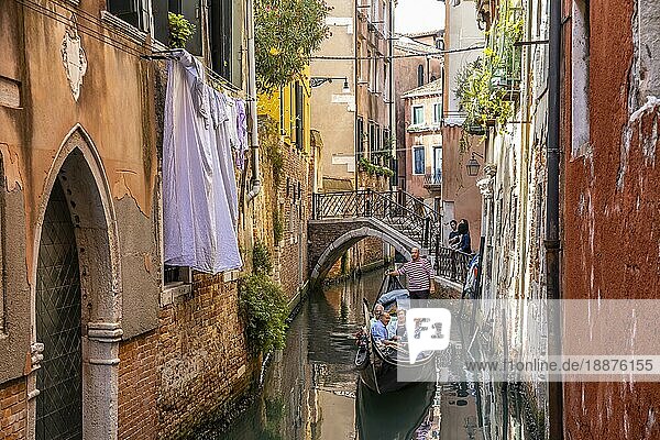 Gondoliere in traditionellen Gondeln  Sightseeing Touren für Touristen durch enge Kanäle  Venedig  Venetien  Italien  Europa