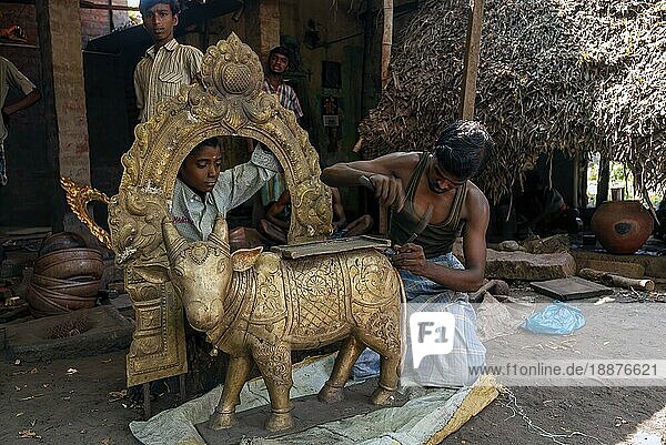 Herstellung eines bronzenen Rishaba-Reittiers für Gott Shiva in Darasuram bei Kumbakonam  Bezirk Thanjavur  Tamil Nadu  Südindien  Indien  Asien