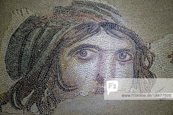 Zigeunermädchen-Mosaik des Menad-Hauses im Zeugma-Museum im September 2018. Das Zeugma-Mosaikmuseum in Gaziantep  Türkei  ist eine der größten Mosaiksammlungen der Welt  Gaziantep  Türkei  Asien