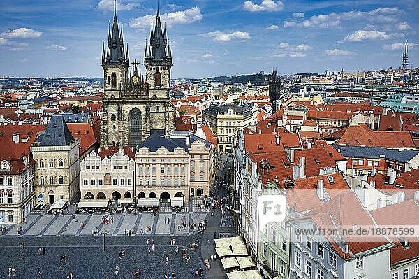 Prag Tschechische Republik. Luftaufnahme der Altstadt. Die gotische Kirche Unserer Lieben Frau vor Tyn auf dem Altstädter Ring