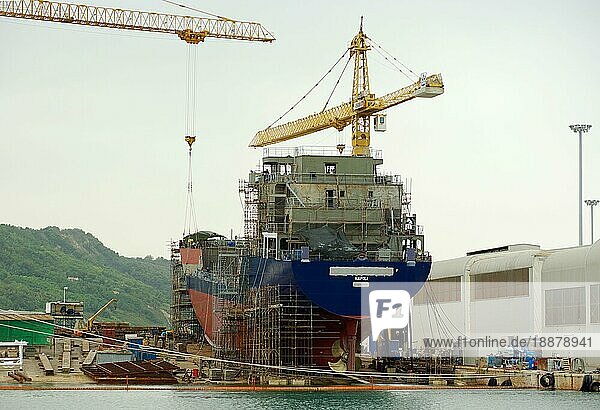 Werft  Pesaro  Kran  Kräne  Schiffsbau  Italien  Europa