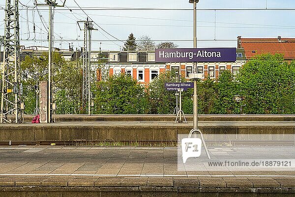 Bahnhof Hamburg Altona. Hier enden die Züge. Der Bahnhof ist ein Endbahnhof für Fernzüge. Altona ist ein Stadtteil von Hamburg und liegt im Westen der Stadt