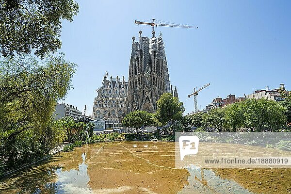 Außenaufnahme der Sagrada Família mit Park  Sühnekirche der Heiligen Familie  Architekt Antoni Gaudí  Barcelona  Katalonien  Spanien  Europa