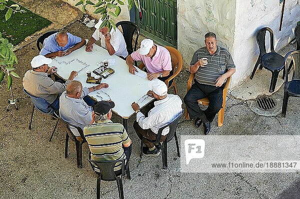 Jerusalem Israel. Ältere Menschen spielen Domino