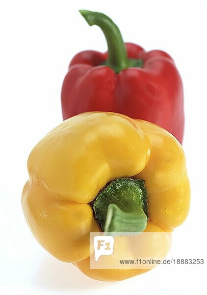 Süße rote und gelbe Paprika (Capsicum) annuum gegen weißen Hintergrund