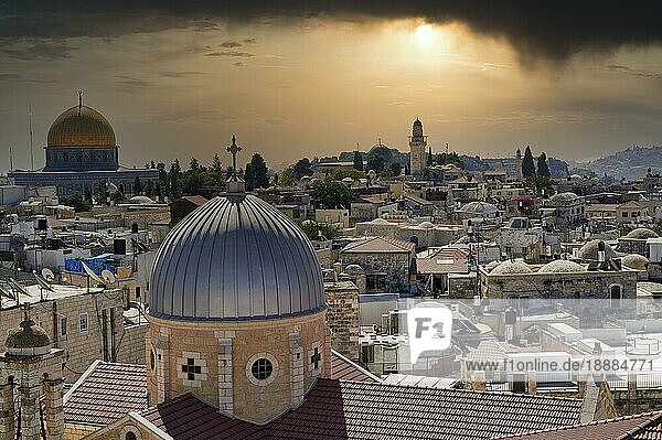 Jerusalem Israel. Dramatischer Sonnenuntergang über der Altstadt