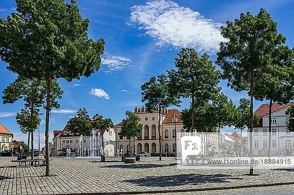 Belebte Szene vorm Rathaus auf dem historischen Marktplatz von Neustrelitz  Mecklenburg-Vorpommern  Deutschland  Europa  4. August 2016  Europa