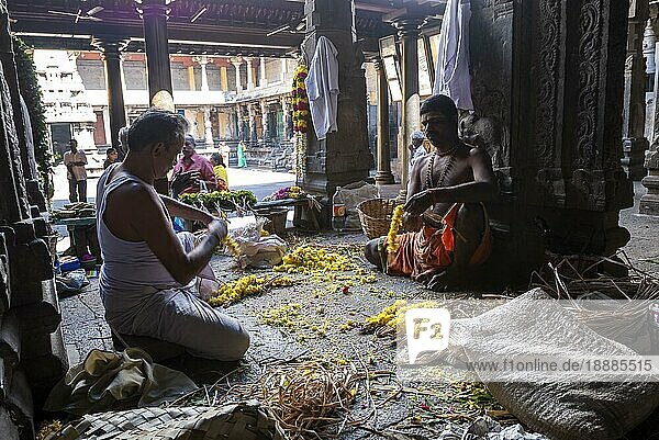Florist beim Binden von Girlanden im Thillai Nataraja Tempel  Chidambaram  Tamil Nadu  Südindien  Indien  Asien